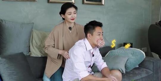 为了报答老公一整天的辛苦,原本在沙发上休息的她,跪起来爬到汪小菲