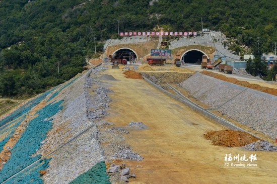 松下跨海大桥的施工栈桥已建成,大桥建成后将与福平铁路平潭海峡公铁两用桥在海上衔接。 松下跨海大桥 一年313天吹大风 引进新设备争进度 位于松下镇大祉村的松下跨海特大桥,是长平高速建设项目的控制性工程,施工难度极大。根据规划设计,大桥左幅长1279米,设计有21个桥墩,右幅长1425米,设计有24个桥墩。 记者在施工现场看到,一条长达1500多米的施工栈桥已经建成,远远地伸到海面上。靠近海岸的一个桥墩已经开始施工。 这里的风实在太大了,一年有313天是6级以上的大风。项目工程师卢磊告诉记者,松下跨海特