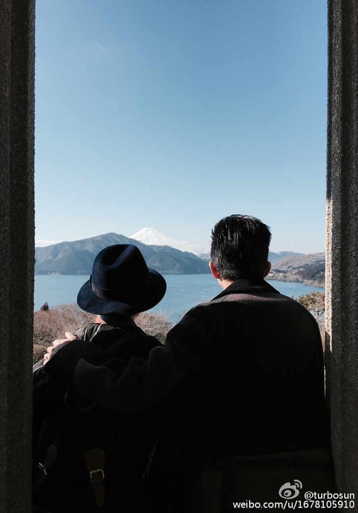 夫妻俩有时拍照又是这样儿滴,道具动作差不多,互拍更有爱.