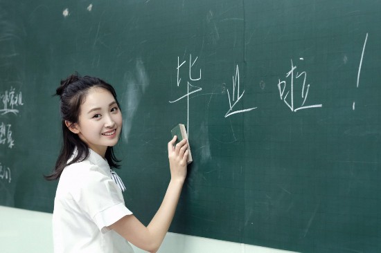 毕业季来了,卢秋宏校服写真少女力爆棚