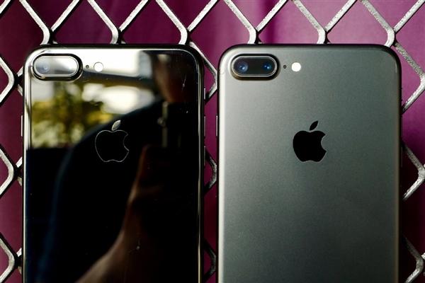 心疼!亮黑色iPhone 7P裸奔三周后.