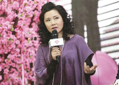 何赛飞原是越剧表演艺术家,后来转型演员后也得到很大的发展,演过很多