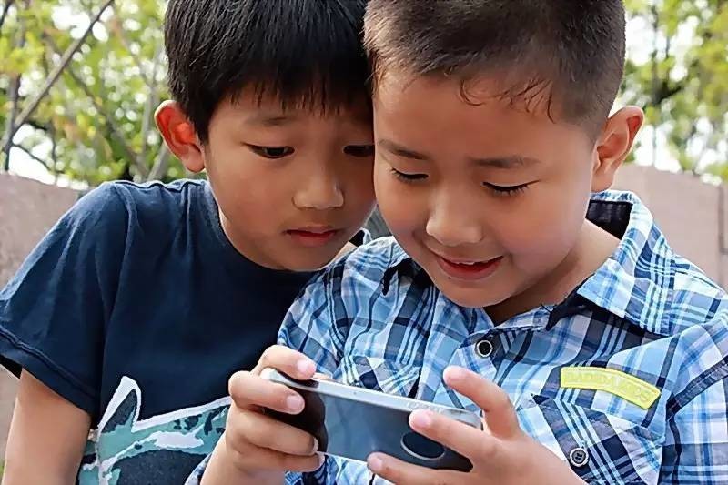 因为玩网游消费,不少熊孩子坑了爹和妈.