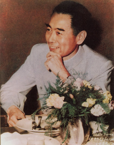 1955年4月，周恩来在万隆会议上。这是由二十九个亚非国家组织的，没有西方国家参加的国际会议。周恩来在会上大力提倡和平共处五项原则，坚持“求同存异”方针，促使会议获得圆满成功。这是会议期间的周恩来。