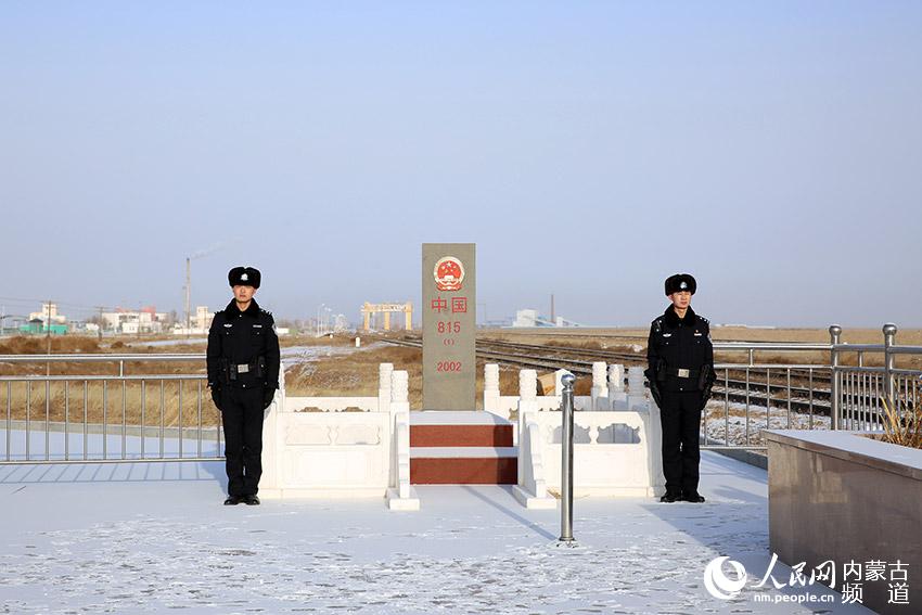 内蒙古二连出入境边防检查站降雪天气保口岸通关畅通