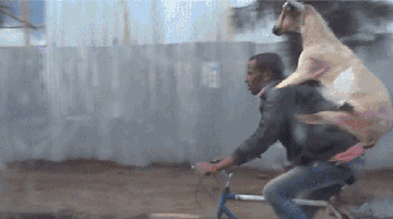 2,骑车带你时,突然搂住他的腰