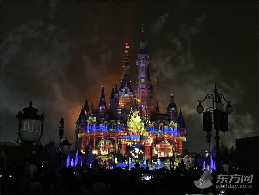 上海迪士尼3d灯光焰火秀点亮夜空