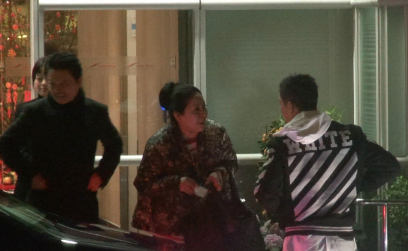 麦当娜乘私人飞机抵港 向华强一家现身