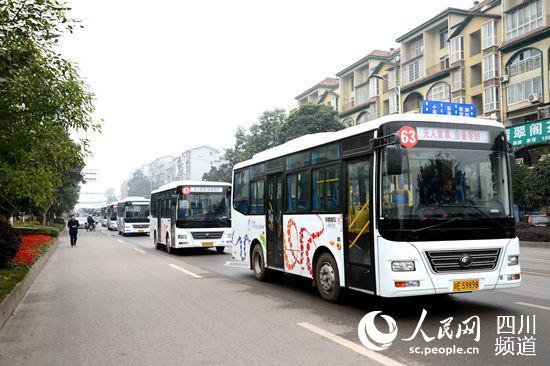 泸县:村村通城镇公交开通 93辆新车正式投运