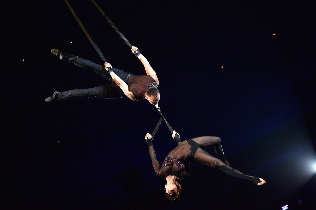 乌克兰国家马戏团举行表演 演员将头放鳄鱼口