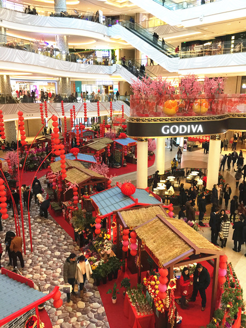 图说:春节前,人们正在商场置办年货 网络配图