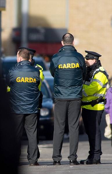 葬礼现场,爱尔兰警察戒备森严.