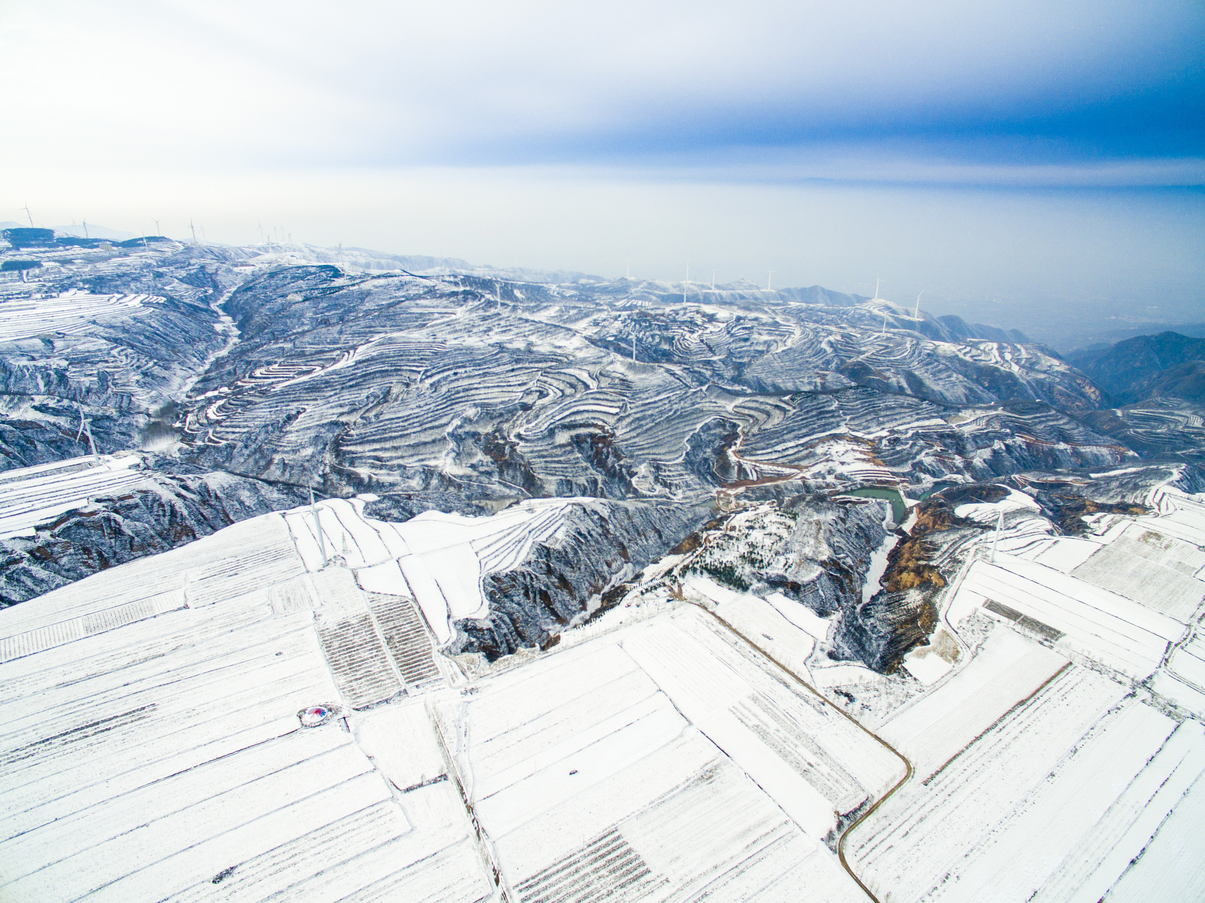 山西省平陆县中条山雪后景观(2016年11月24日摄)cicphoto/尚建周