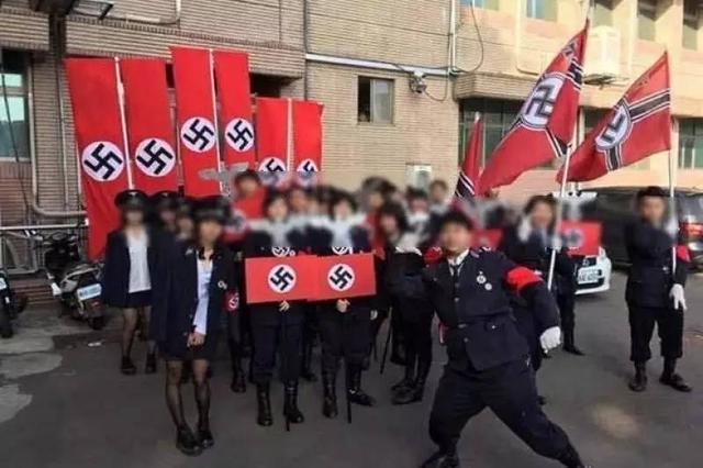 正文  台湾新竹光复中学学生在校庆活动中扮演纳粹,穿着仿制的党卫军
