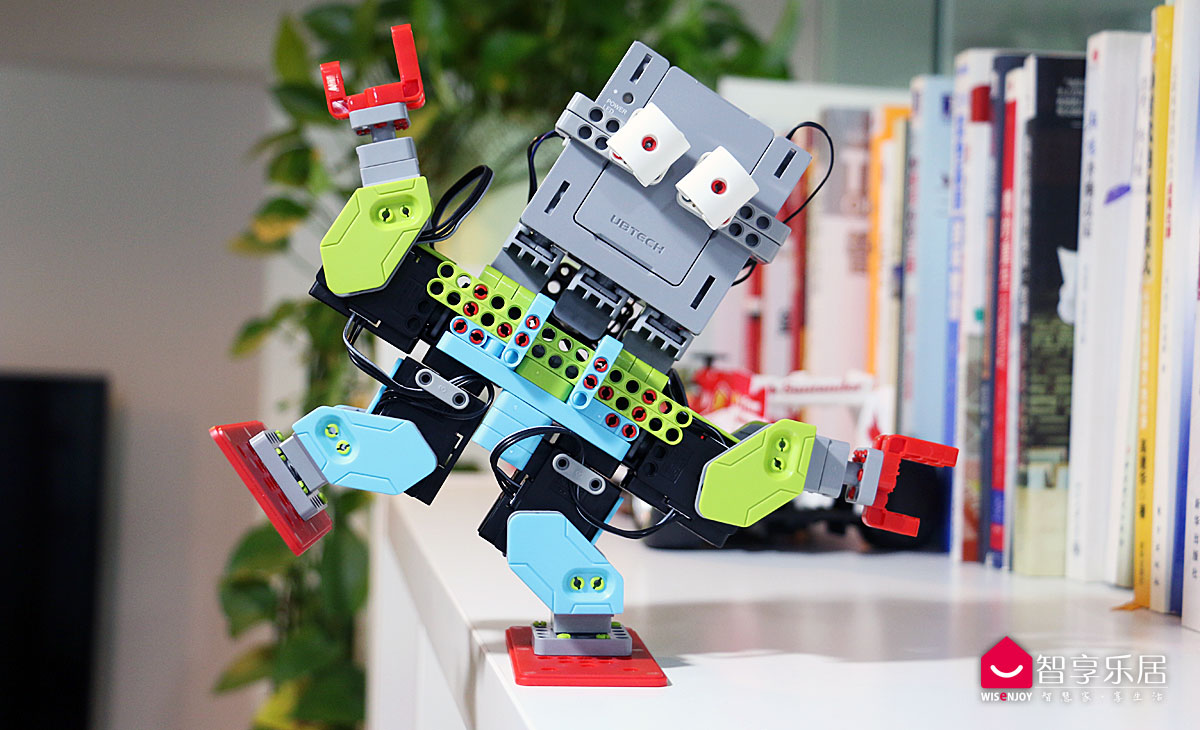 这是儿童玩具 UBTech Jimu Robot编程机器人评