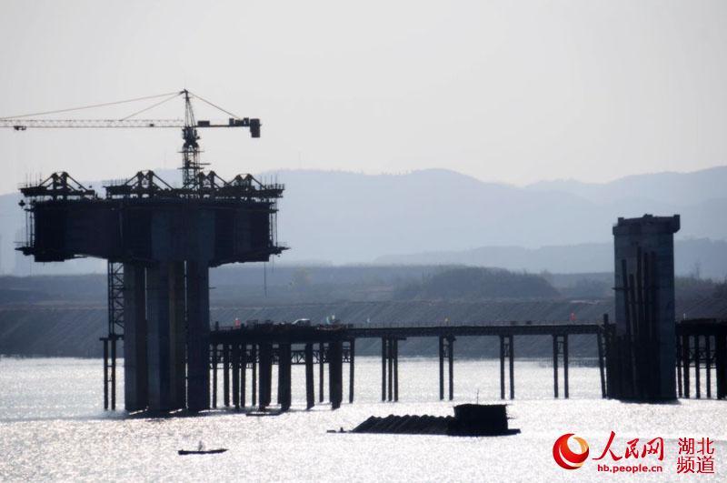 湖北十堰: 郧阳沧浪洲汉江大桥建设提速-新闻爆