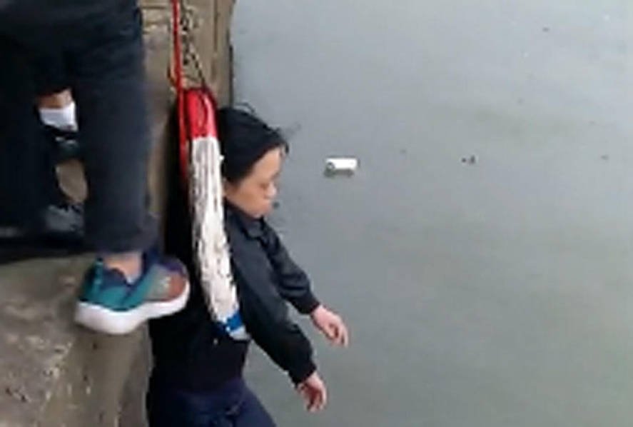 珠海海边漂浮一女子 过路大叔跳海救人
