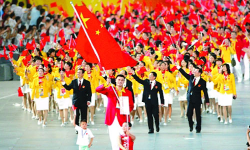 图为2008年北京奥运会,中国代表团首次身着"西红柿炒鸡蛋"的礼服入场.