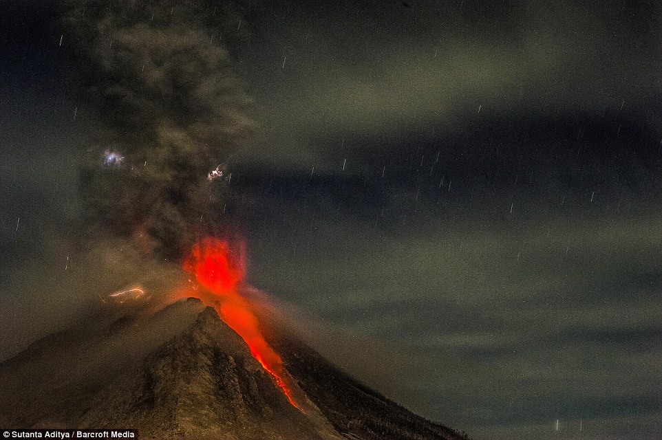 印尼锡纳朋火山大爆发 场面震人心魄