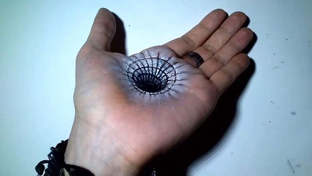 法国视觉艺术家手掌上创作逼真3D画