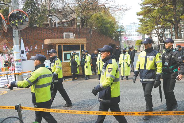 韩国警方27日在朴槿惠私宅外加强警卫.