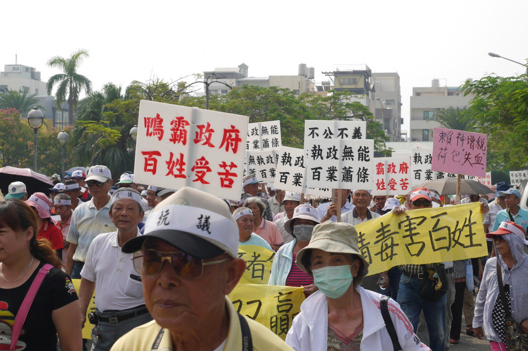 (图片来源:台湾《联合报》) 国民党台南市议员今天上午率领2千位民众