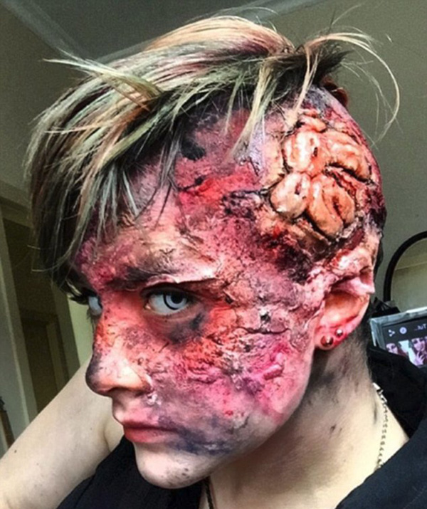 重口血腥!新西兰大学生绘制逼真创伤妆容