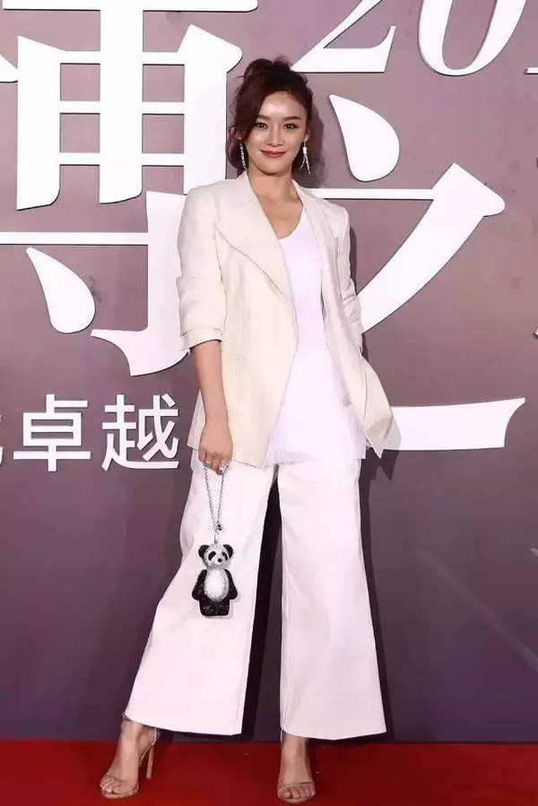 什么法宝让baby完爆舒淇?就靠夏天的刚需一字带凉鞋