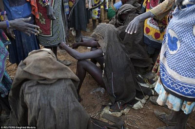 非洲女孩割礼惨绝人寰 被割去阴蒂阴唇保处女身