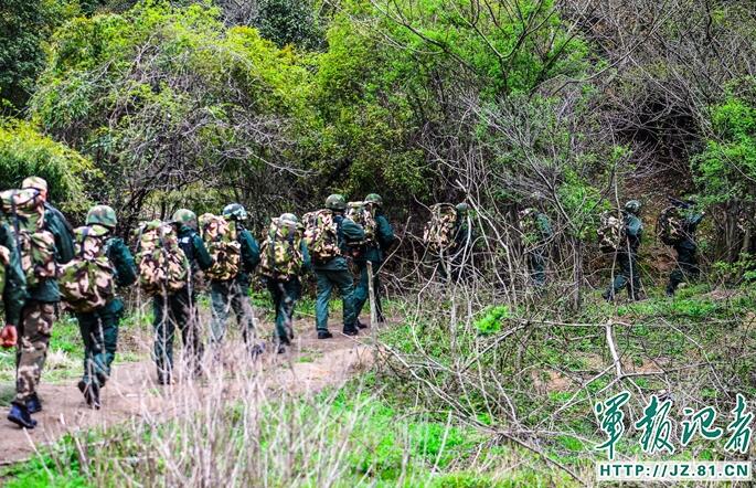 "魔鬼周"第四日:武警官兵长途武装行军