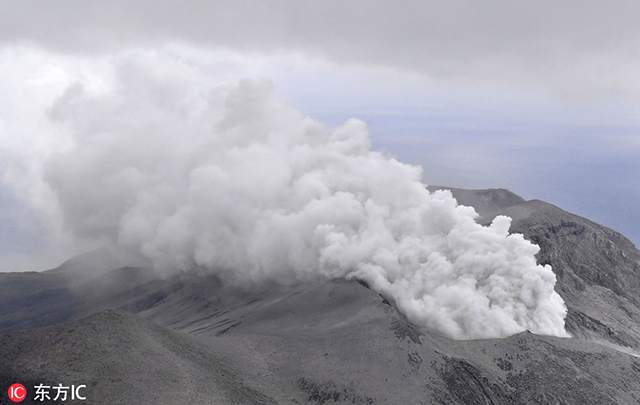 日本鹿儿岛火山喷发 火山渣飞出1公里(图)
