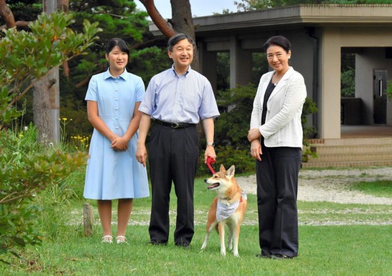 日本现任天皇为下任天皇人选犯愁:收养皇族儿子还是立女天皇?