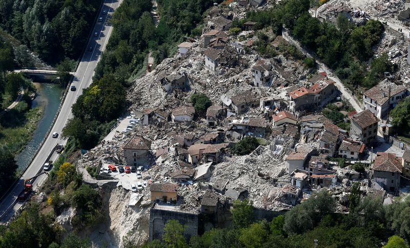 航拍意大利地震灾区建筑坍塌满目疮痍(组图)