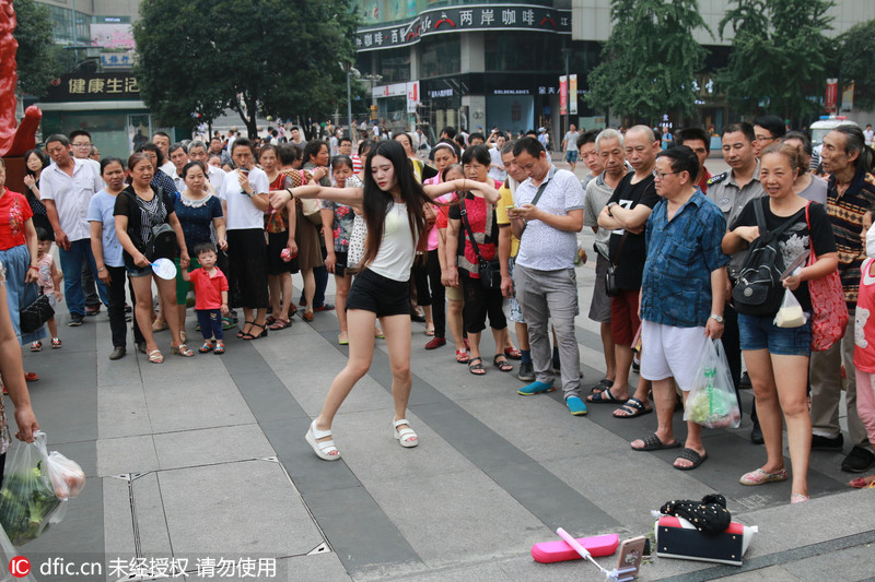 2016年7月13日,重庆,重庆观音桥商圈现一美女主播,美女主播现场