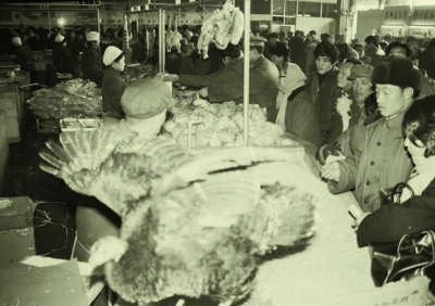 1版 ▲1984年春节市粮食局供应通告 1986年2月1日,人们在东单菜市场