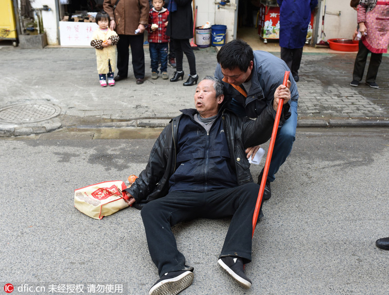 老人病倒在路中央 男子上前扶起悄然离去