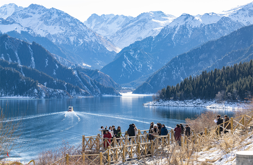 新疆天池：初冬之际雪岭镜湖共绘水墨画卷