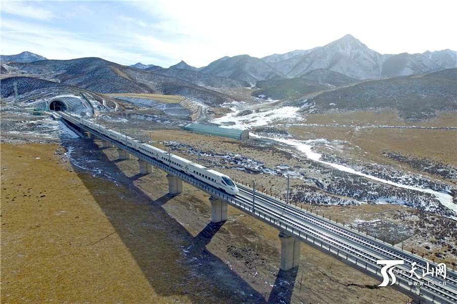 兰新高铁两岁了 风雪无阻穿越美丽风景