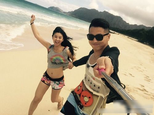 李小萌王雷海边度假晒恩爱 女方秀美腿蛮腰