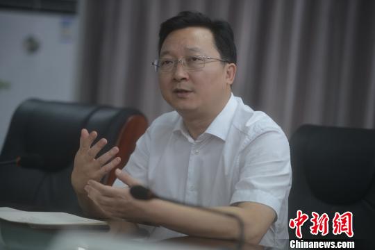 图为重庆市奉节县人民政府县长祁美文谈旅游扶贫新路径. 陈超 摄