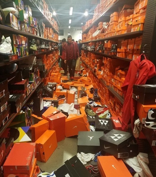 美国"黑五"耐克店如地震现场 场面辣眼