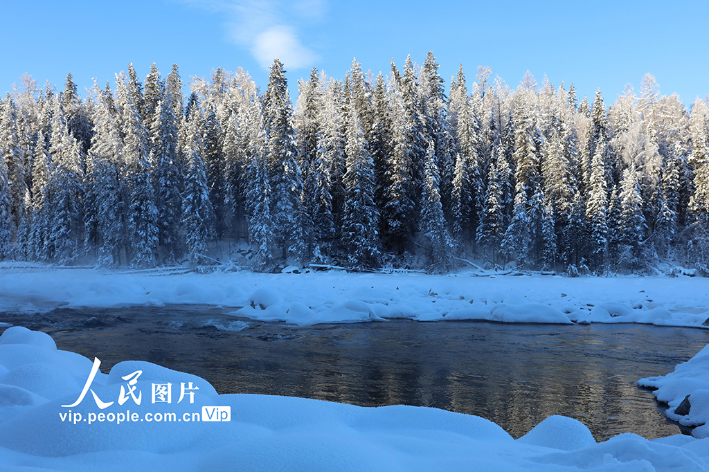 新疆阿勒泰：雪后喀纳斯湖美如仙境