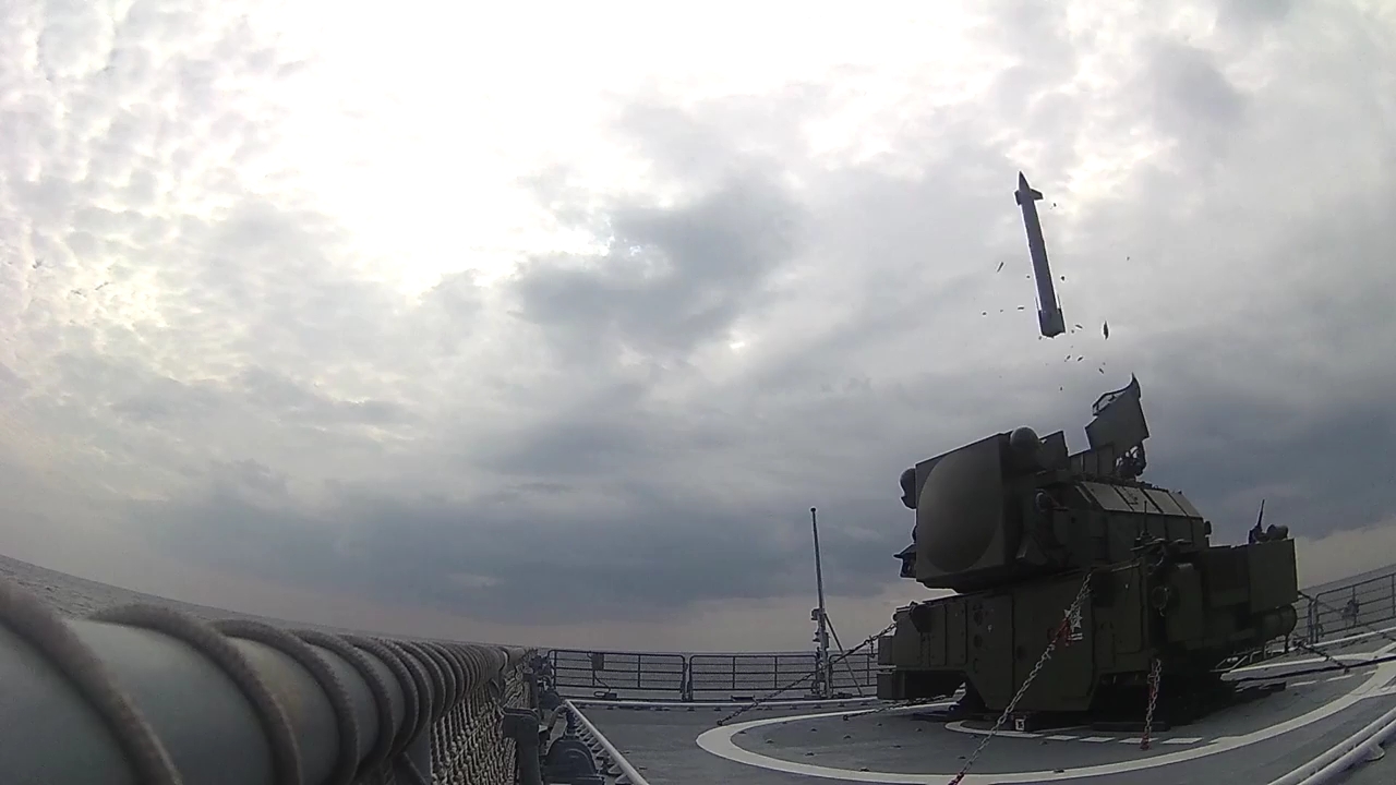 俄把导弹发射车运上军舰射导弹