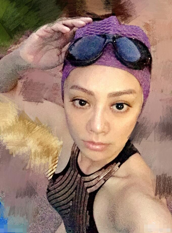 宁静晒泳装自拍摆性感pose 你被撩到没