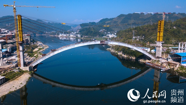 贵州省沿河县沙坨特大桥成功合龙 悬浇拱跨径居全国第一