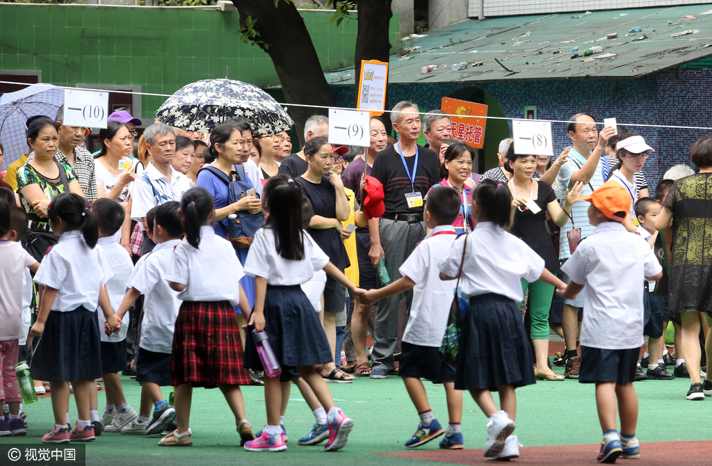 广州小学午休一席难求 学生无奈上黑托管