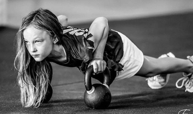 9岁女孩热爱健身 完成美国海军24小时魔鬼训练