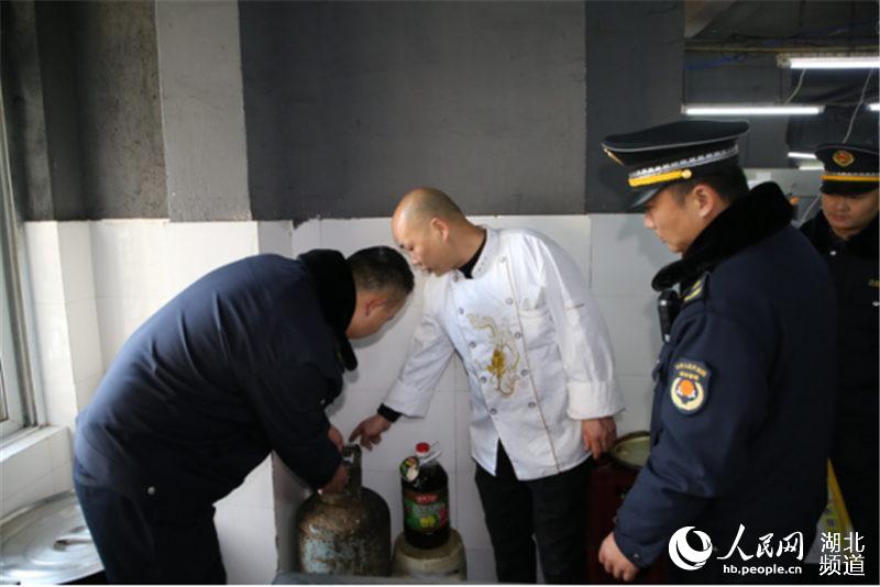武汉市东湖高新拉网式排查小餐饮燃气 300余处安全隐患全部督促整改