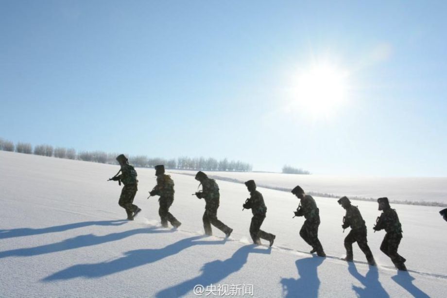 武警战士雪中训练变"冰人"