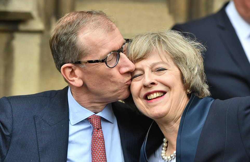 卡梅伦为什么辞职图片